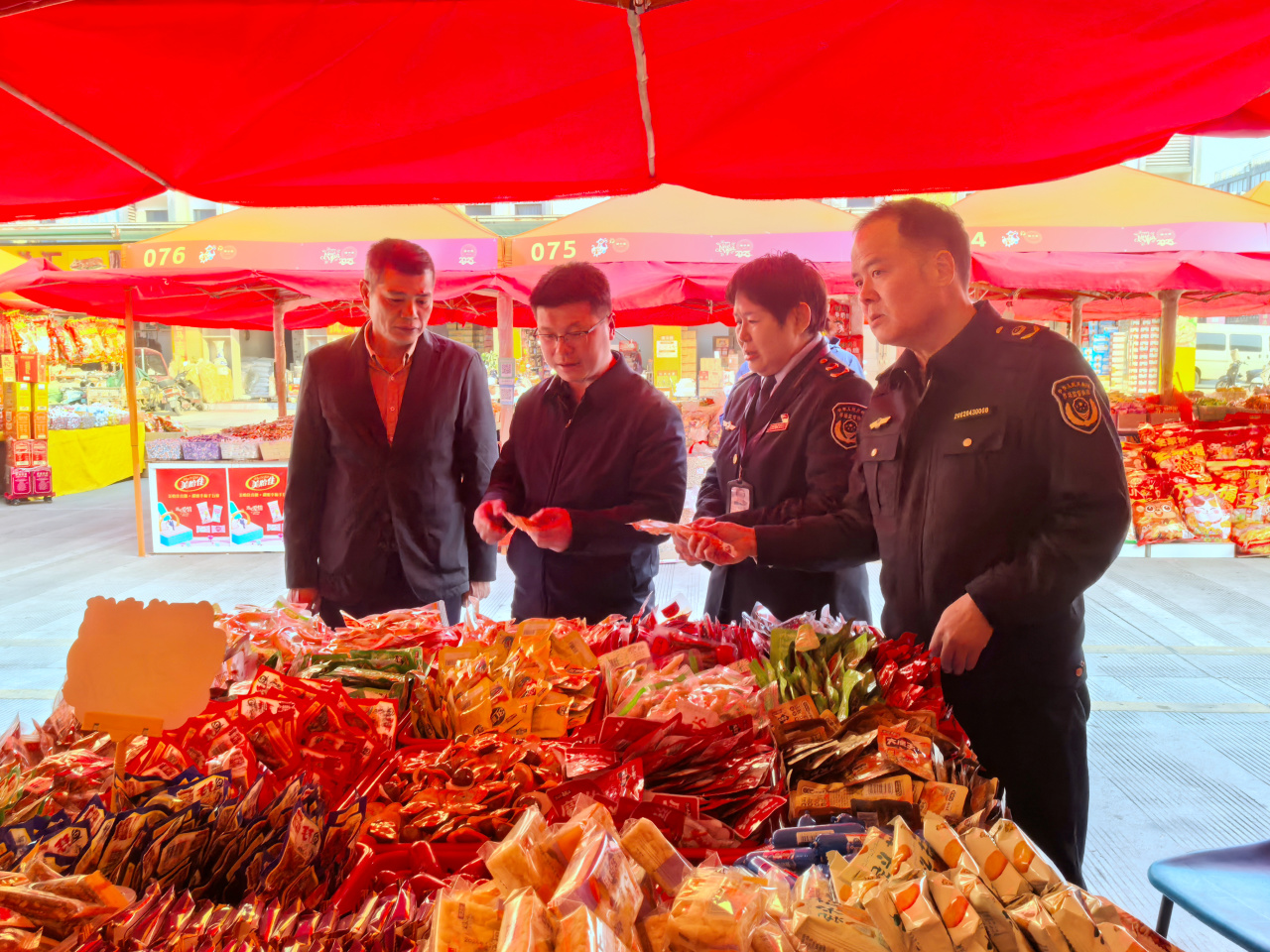 嚴(yán)監(jiān)管，護(hù)年味 柳州市場監(jiān)管筑牢食用農(nóng)產(chǎn)品批發(fā)安全防線